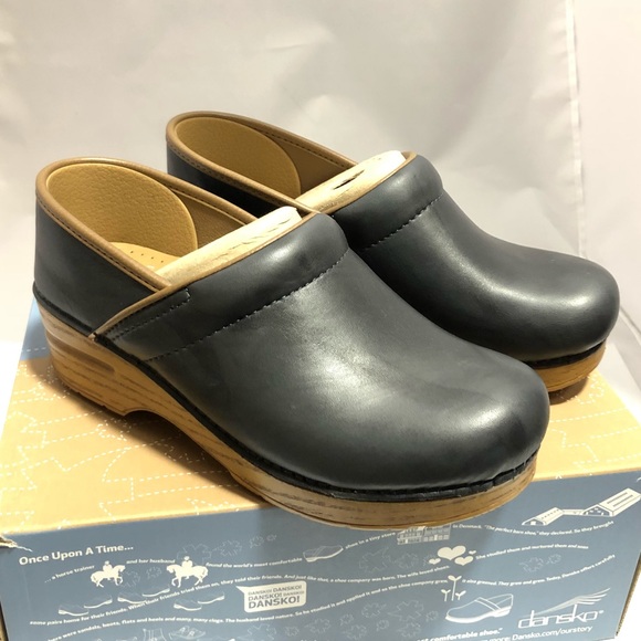 New Dansko Women's Pro Grey Scrunch Leather Clogs - Picture 2 of 5